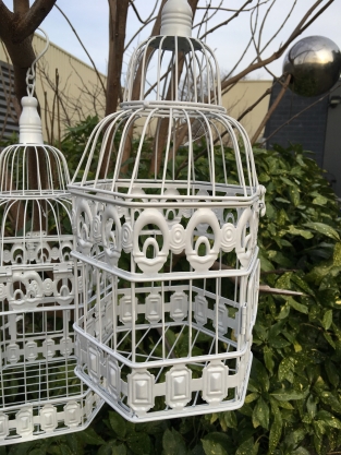 Set mooie 6 kantige wit metalen vogelkooitjes, heel fraai in ontwerp!!